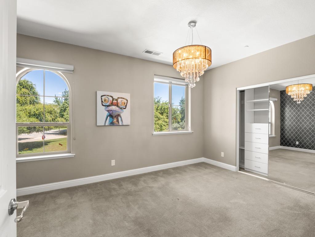 1229 E Via Roma Dr, Fresno, CA 93730