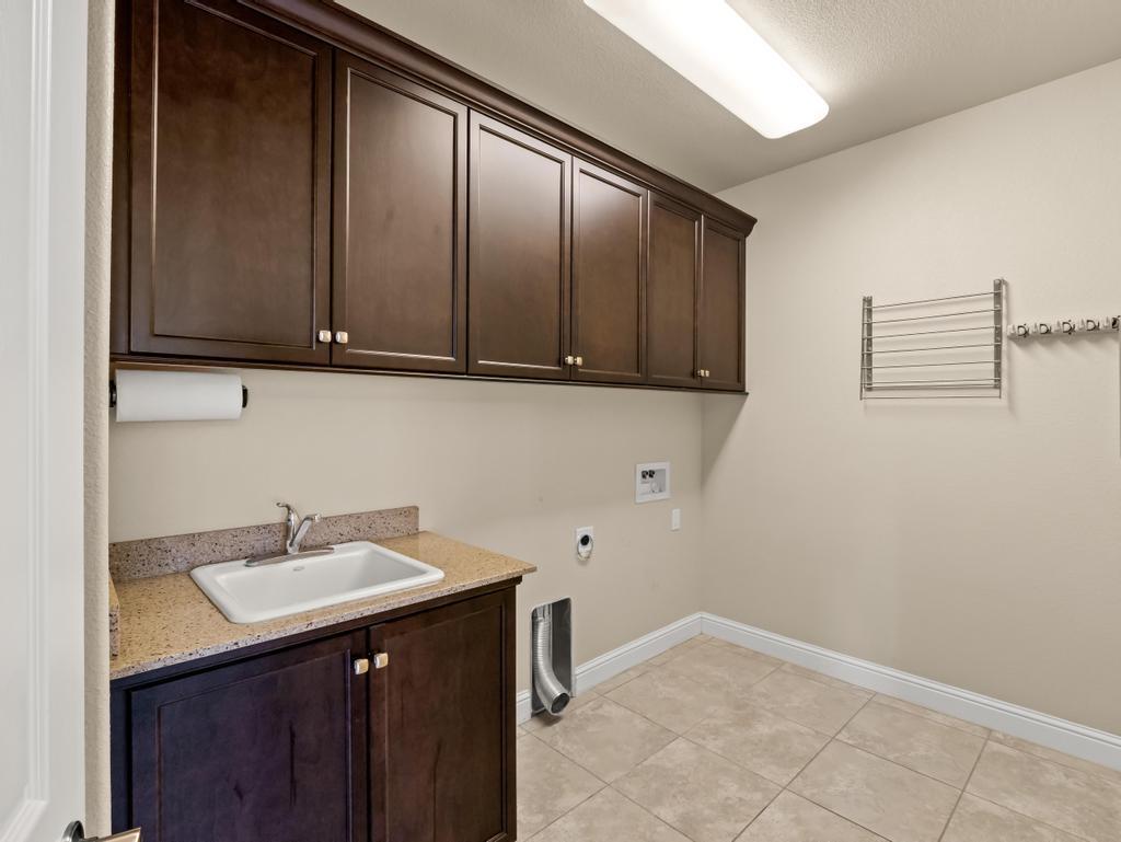 1229 E Via Roma Dr, Fresno, CA 93730