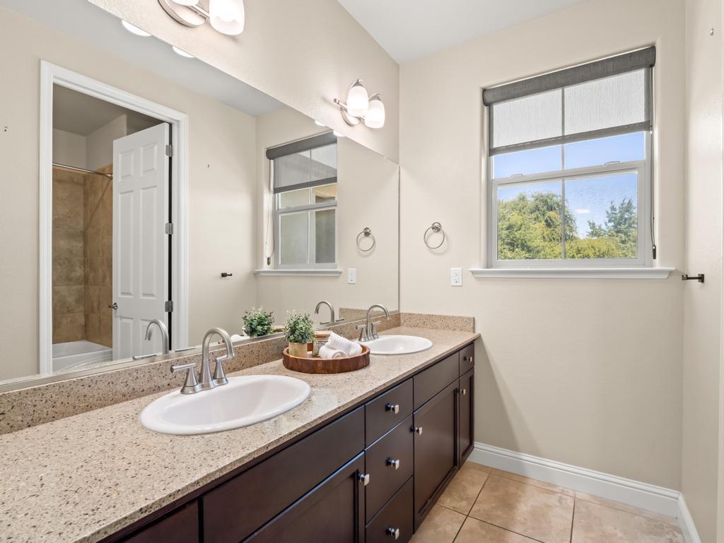 1229 E Via Roma Dr, Fresno, CA 93730