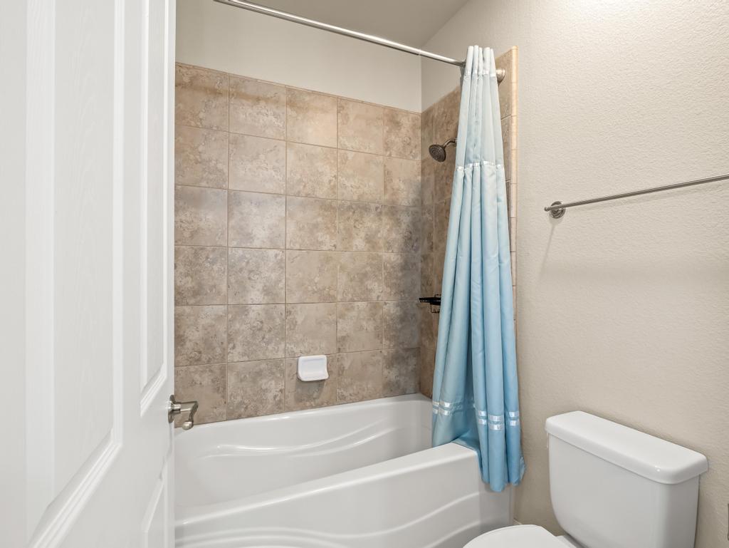 1229 E Via Roma Dr, Fresno, CA 93730