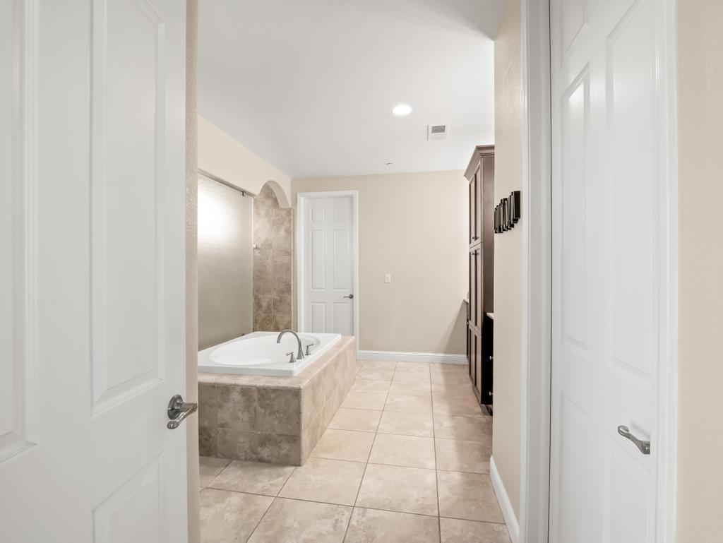 1229 E Via Roma Dr, Fresno, CA 93730