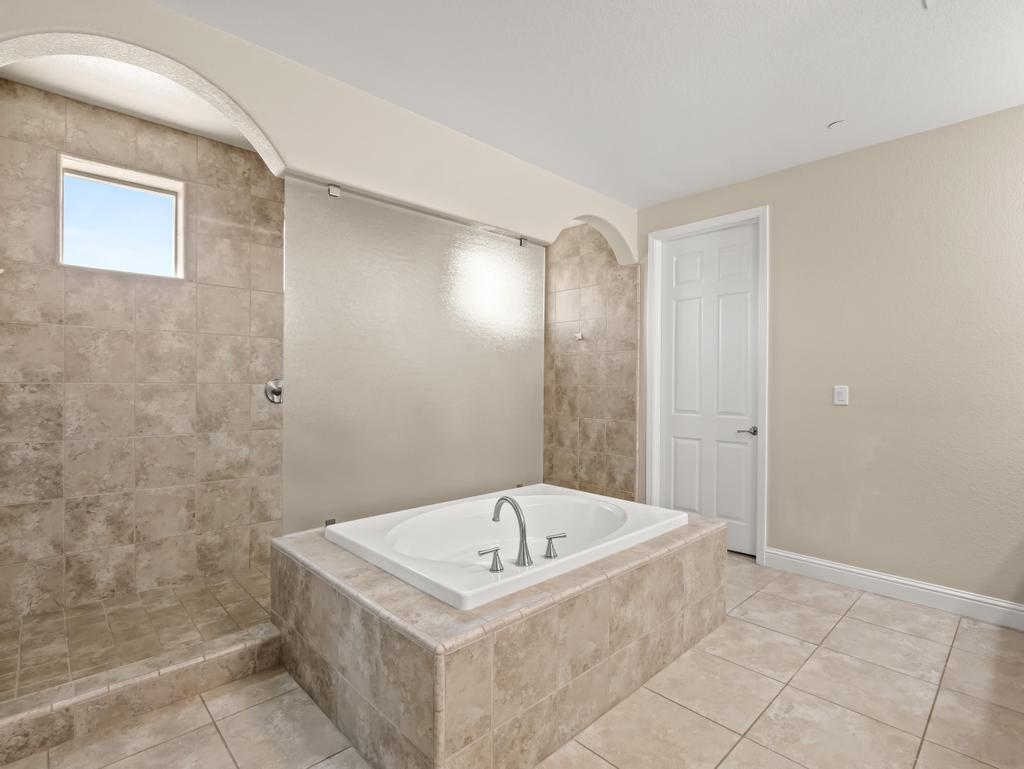 1229 E Via Roma Dr, Fresno, CA 93730