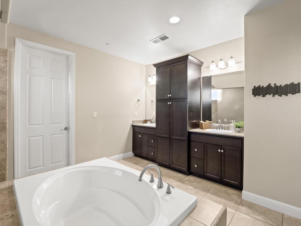 1229 E Via Roma Dr, Fresno, CA 93730