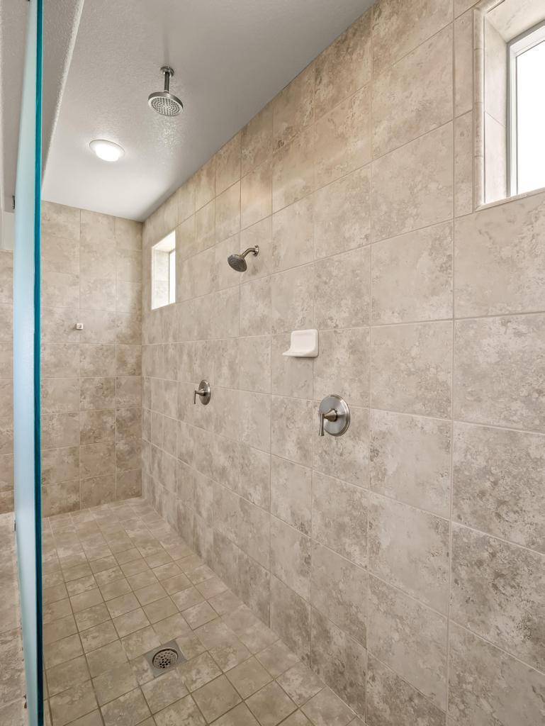 1229 E Via Roma Dr, Fresno, CA 93730