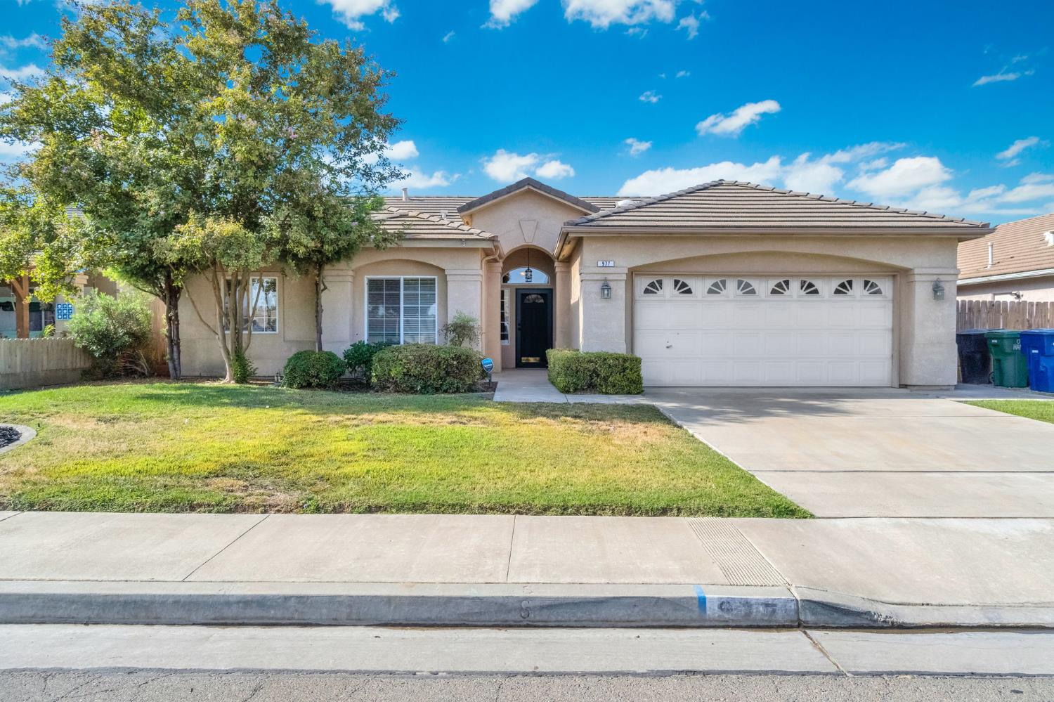 977 Meadow View Rd, Hanford, CA 93230