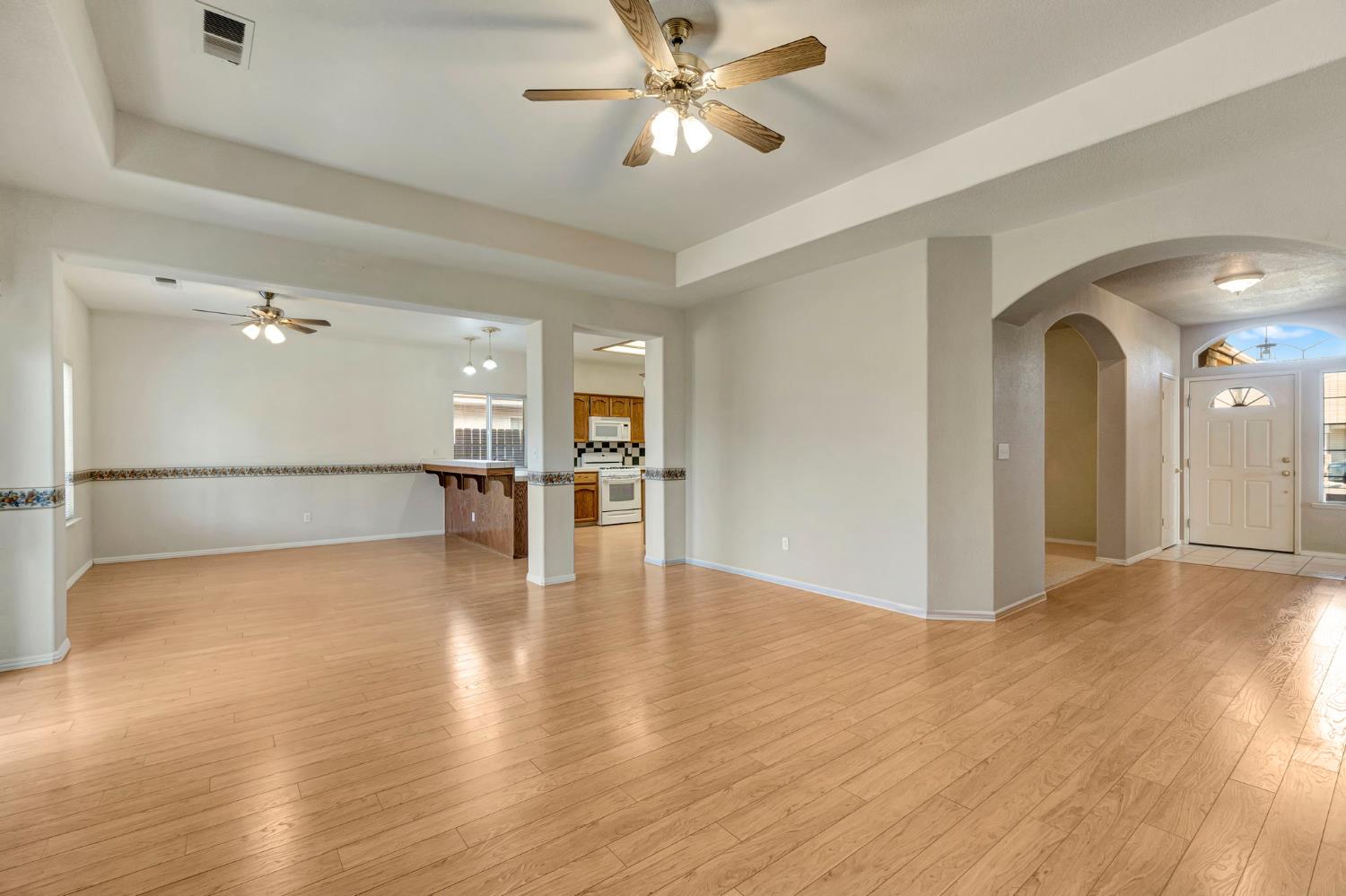 977 Meadow View Rd, Hanford, CA 93230