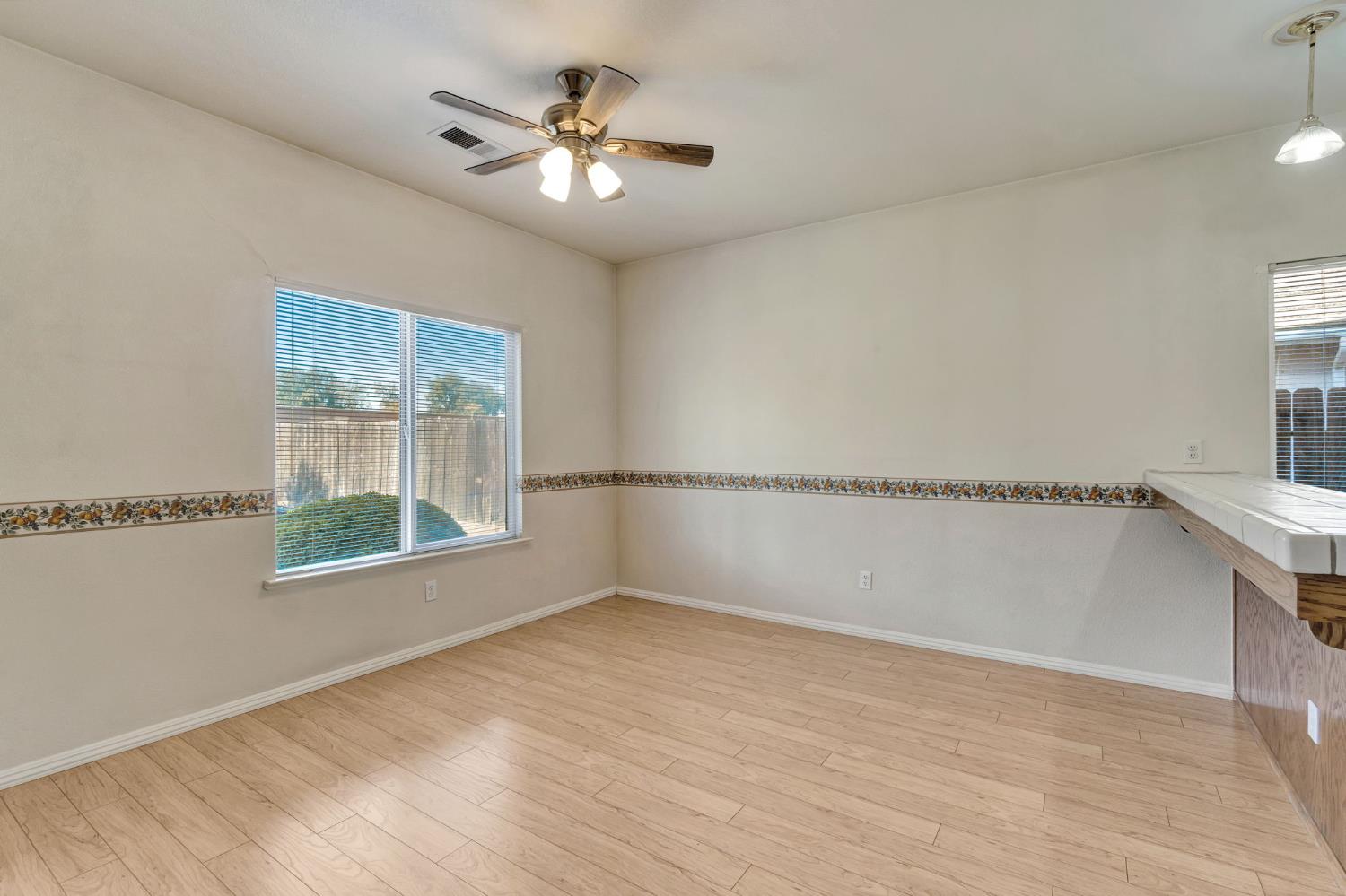 977 Meadow View Rd, Hanford, CA 93230