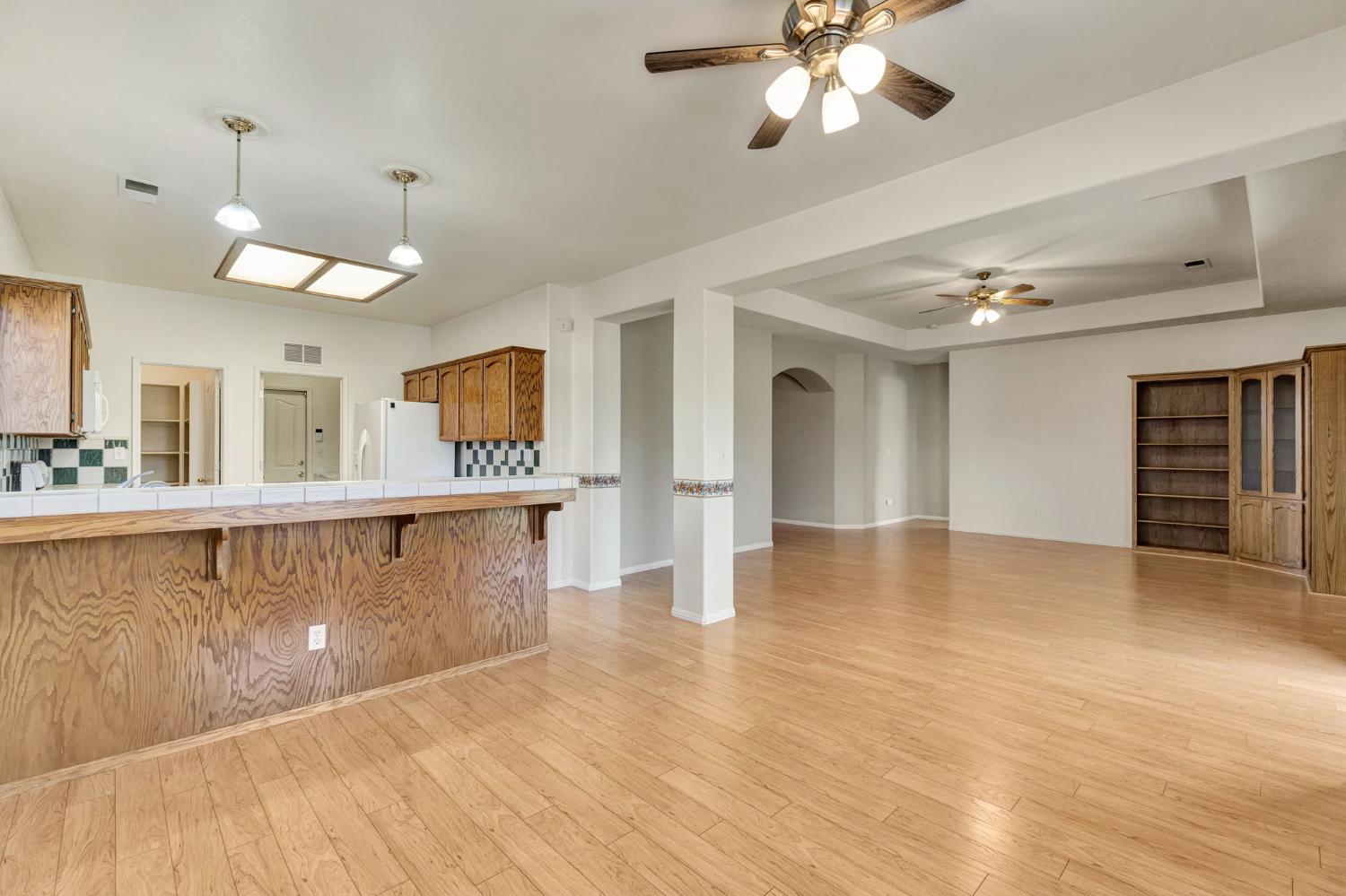 977 Meadow View Rd, Hanford, CA 93230