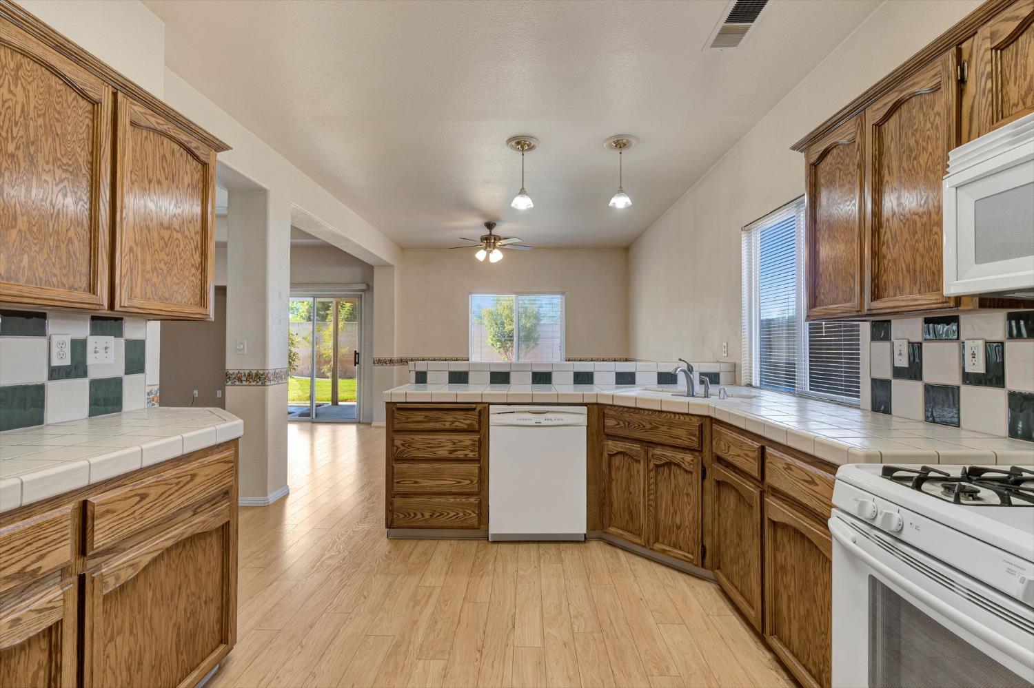 977 Meadow View Rd, Hanford, CA 93230
