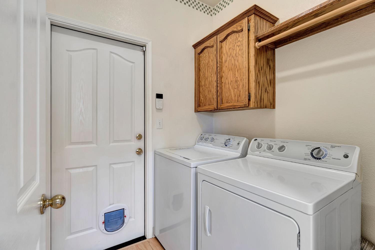 977 Meadow View Rd, Hanford, CA 93230