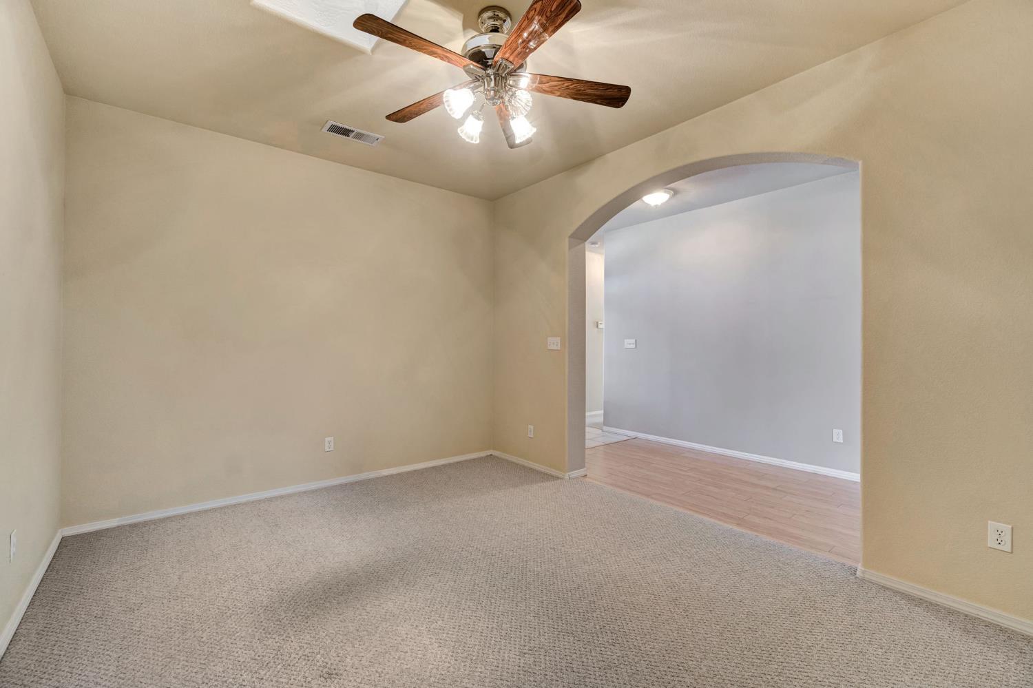 977 Meadow View Rd, Hanford, CA 93230