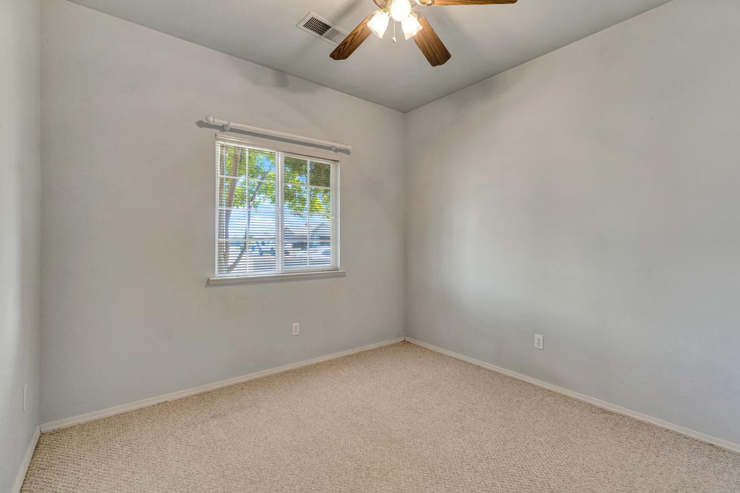 977 Meadow View Rd, Hanford, CA 93230