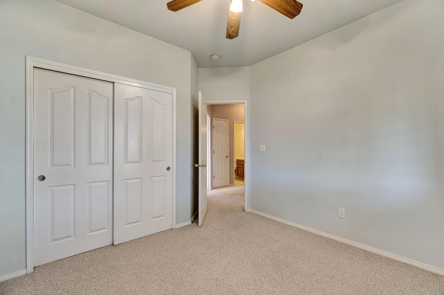 977 Meadow View Rd, Hanford, CA 93230