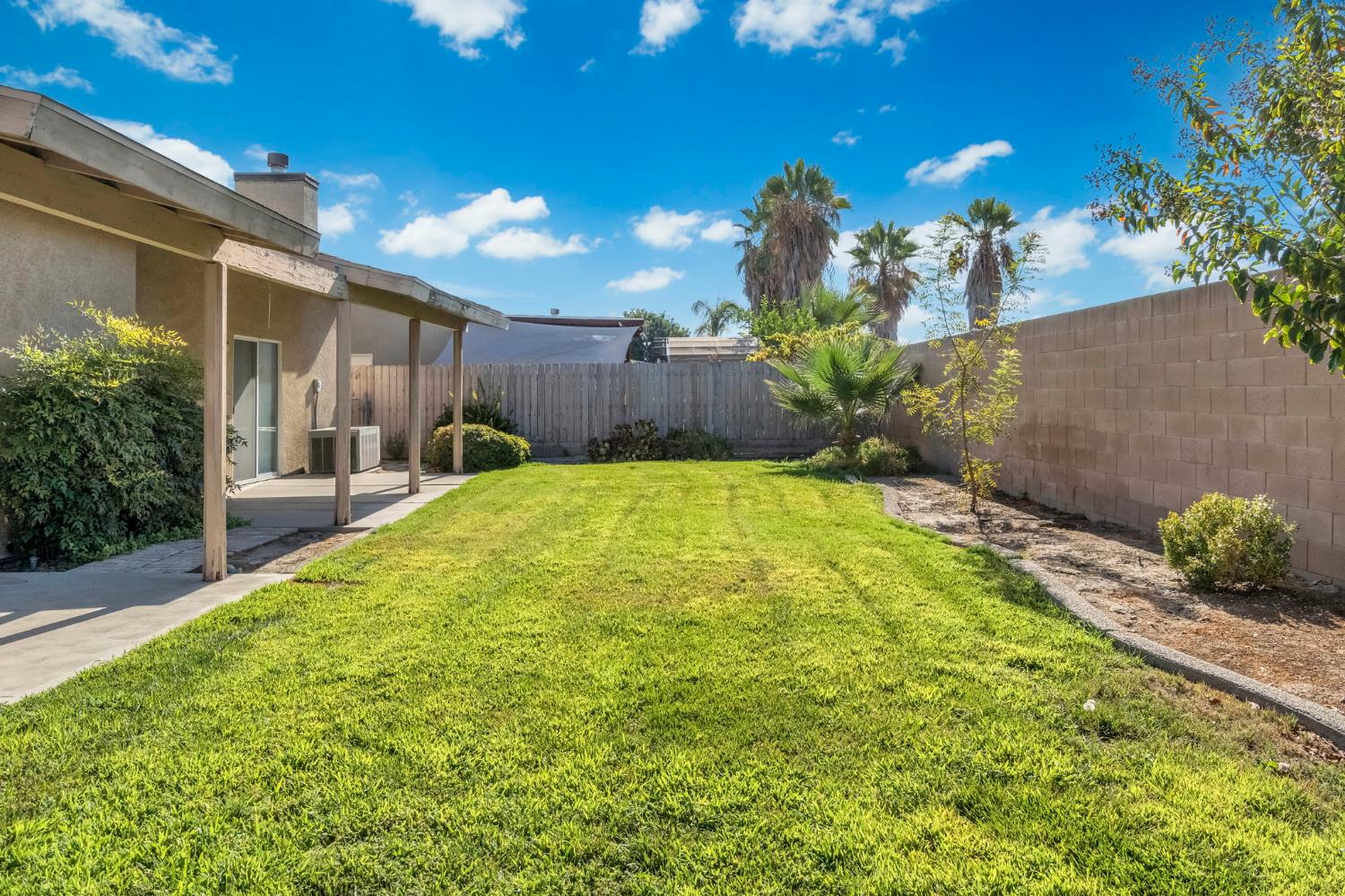 977 Meadow View Rd, Hanford, CA 93230