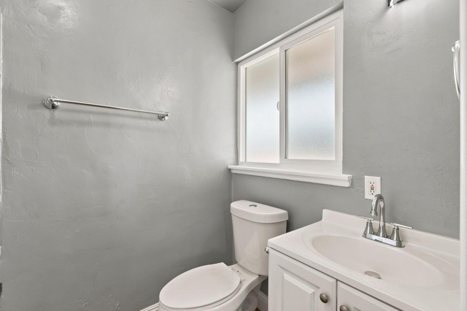 2975 E Austin Way, Fresno, CA 93726