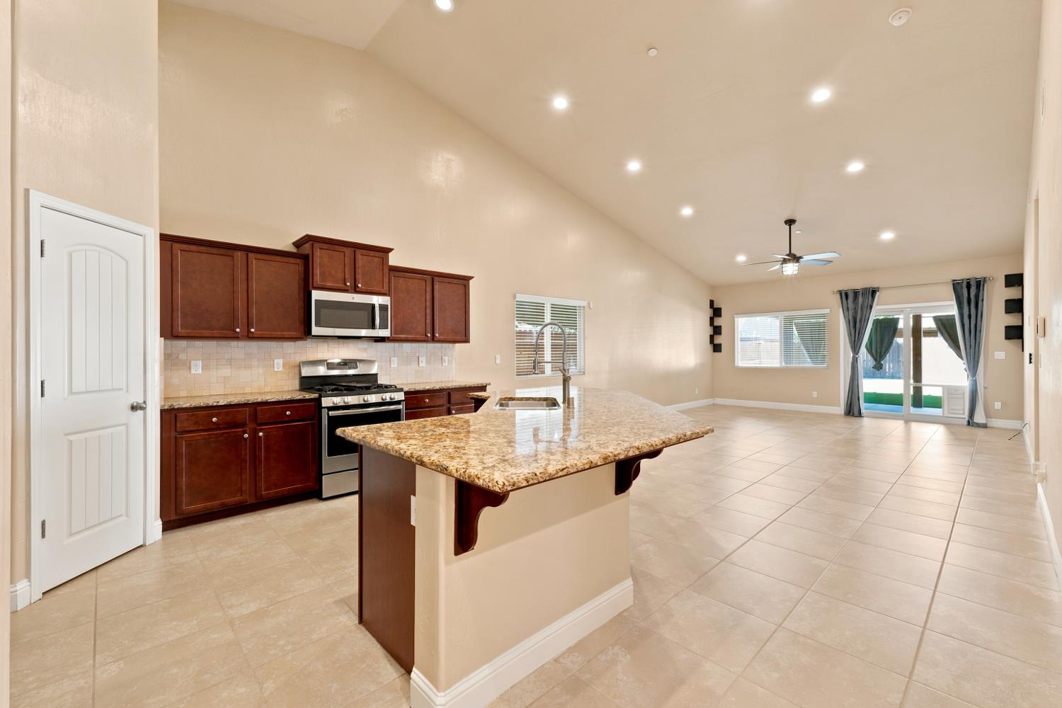 2267 N Duke St, Visalia, CA 93291