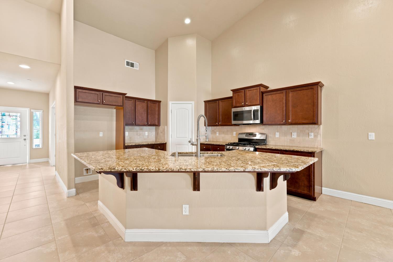 2267 N Duke St, Visalia, CA 93291