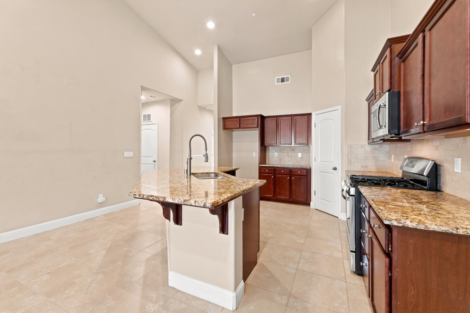 2267 N Duke St, Visalia, CA 93291