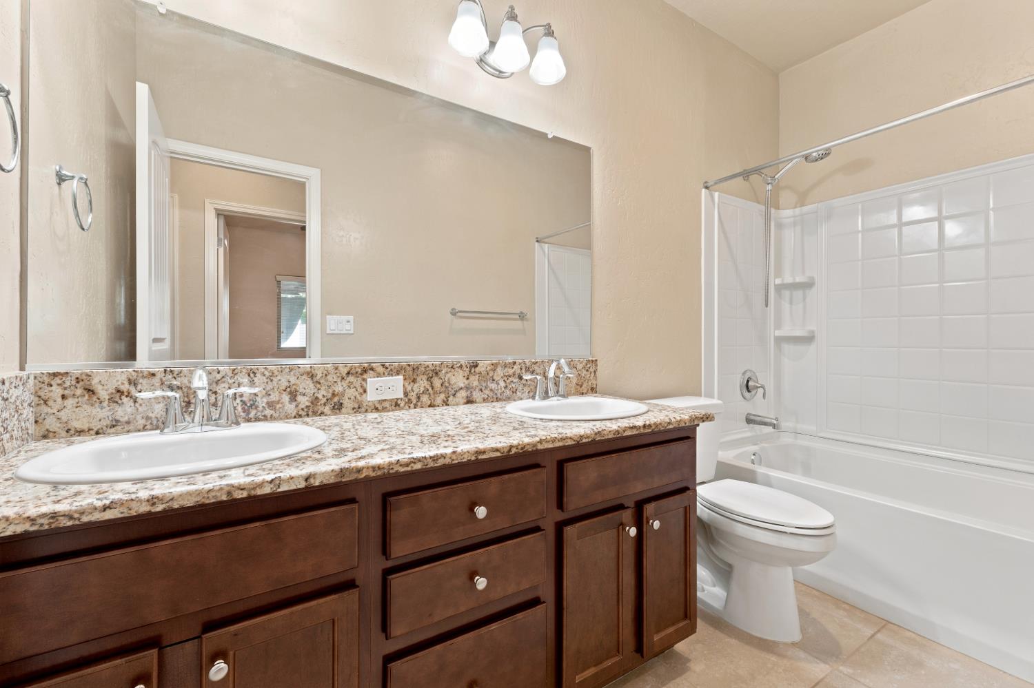2267 N Duke St, Visalia, CA 93291