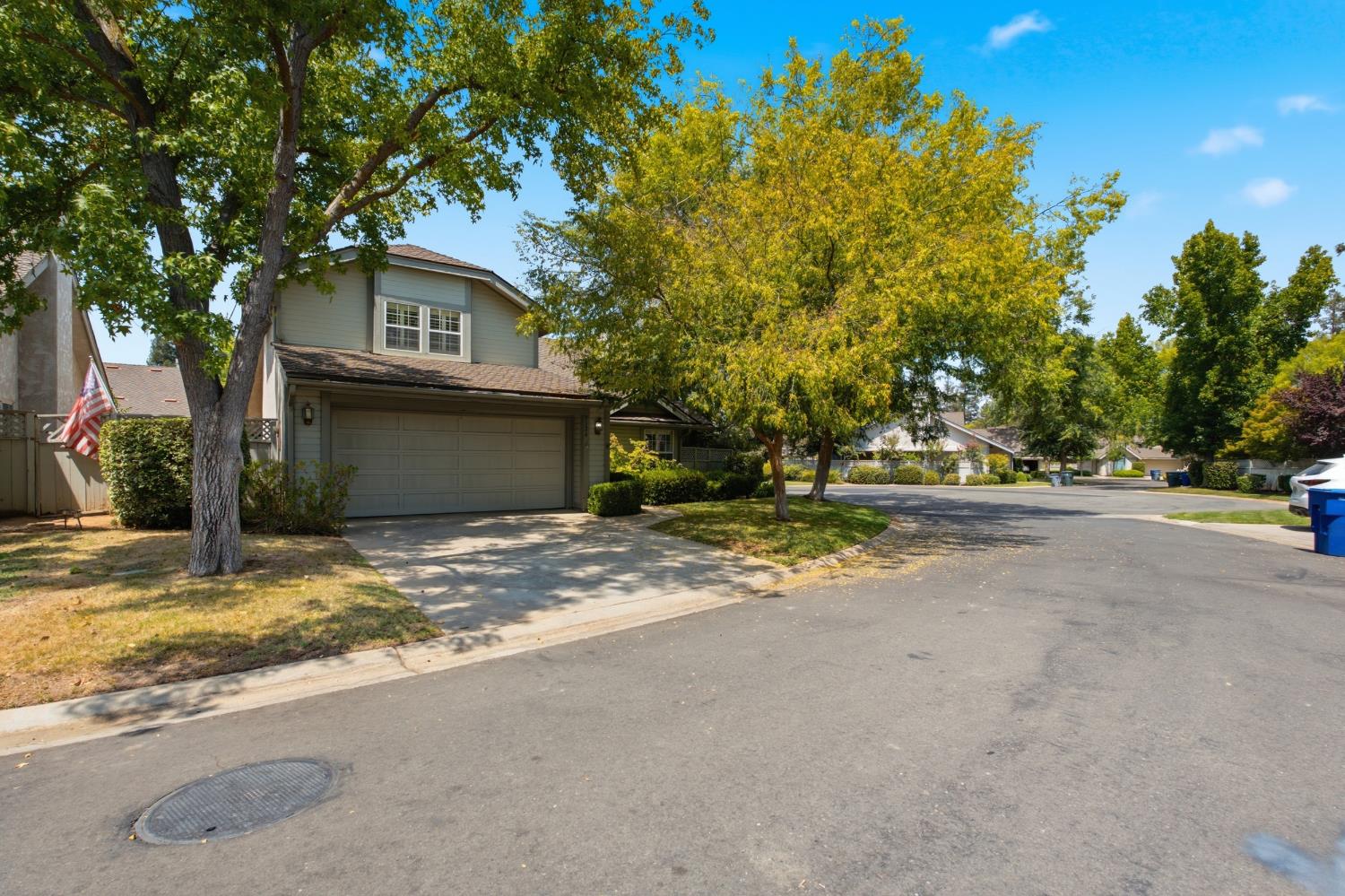 9126 N Stoneridge Ln, Fresno, CA 93720