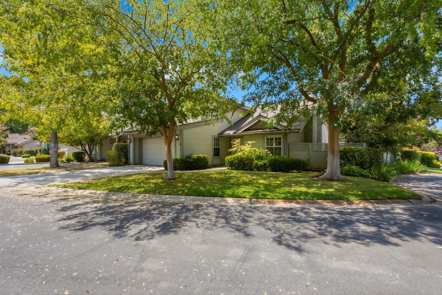 9126 N Stoneridge Ln, Fresno, CA 93720