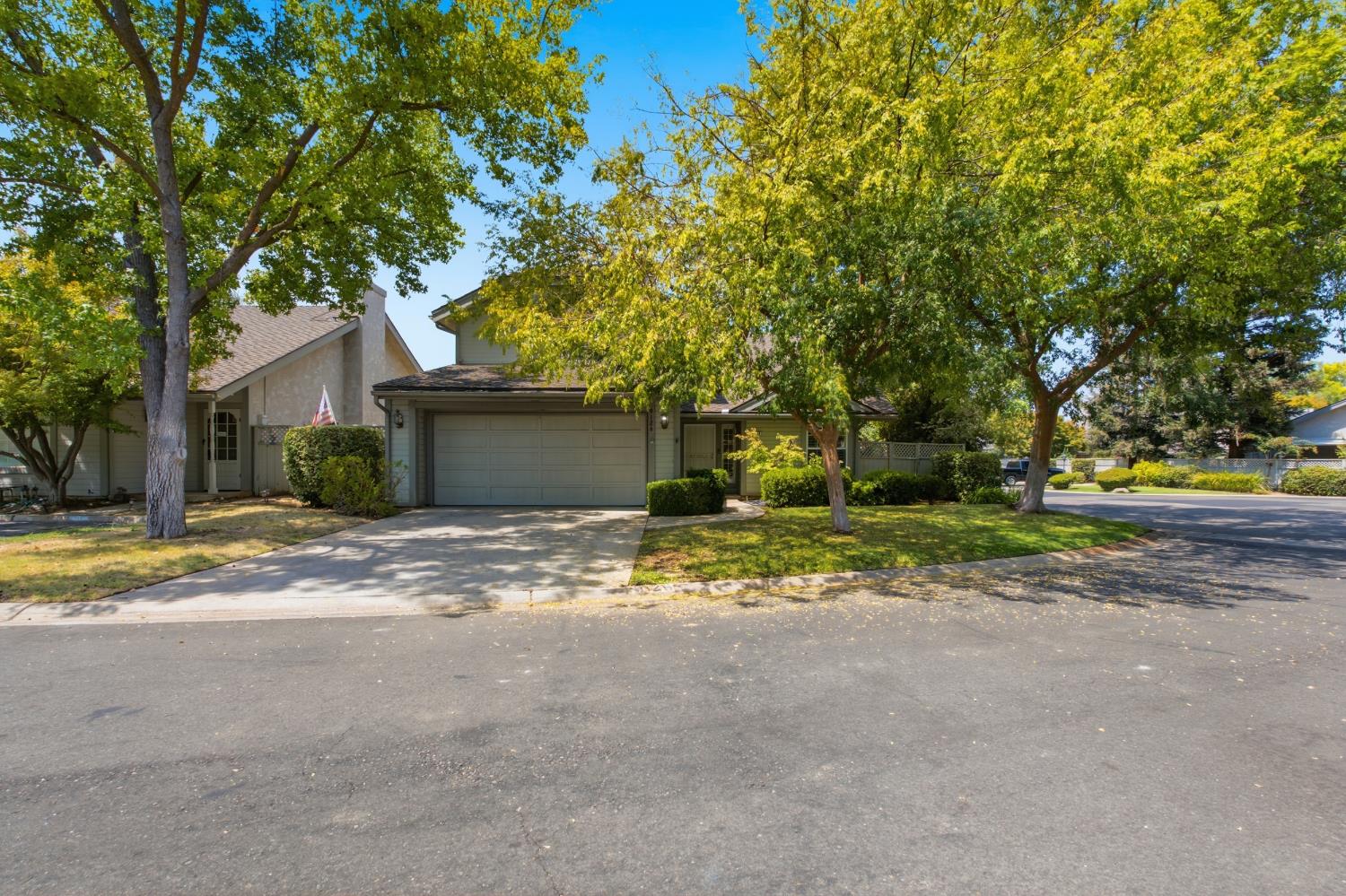 9126 N Stoneridge Ln, Fresno, CA 93720