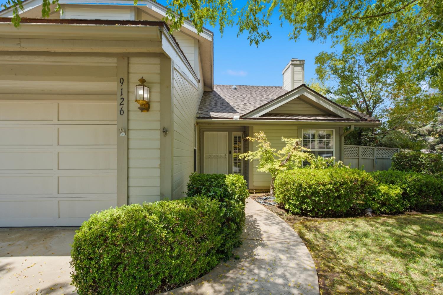 9126 N Stoneridge Ln, Fresno, CA 93720