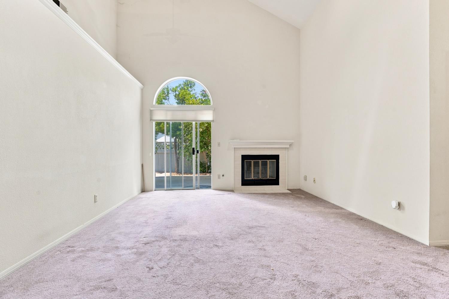 9126 N Stoneridge Ln, Fresno, CA 93720