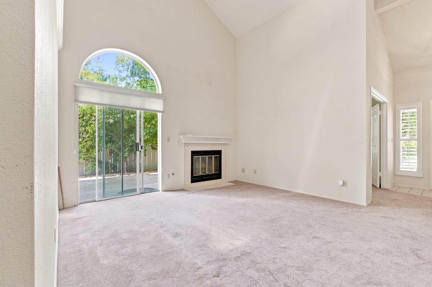 9126 N Stoneridge Ln, Fresno, CA 93720
