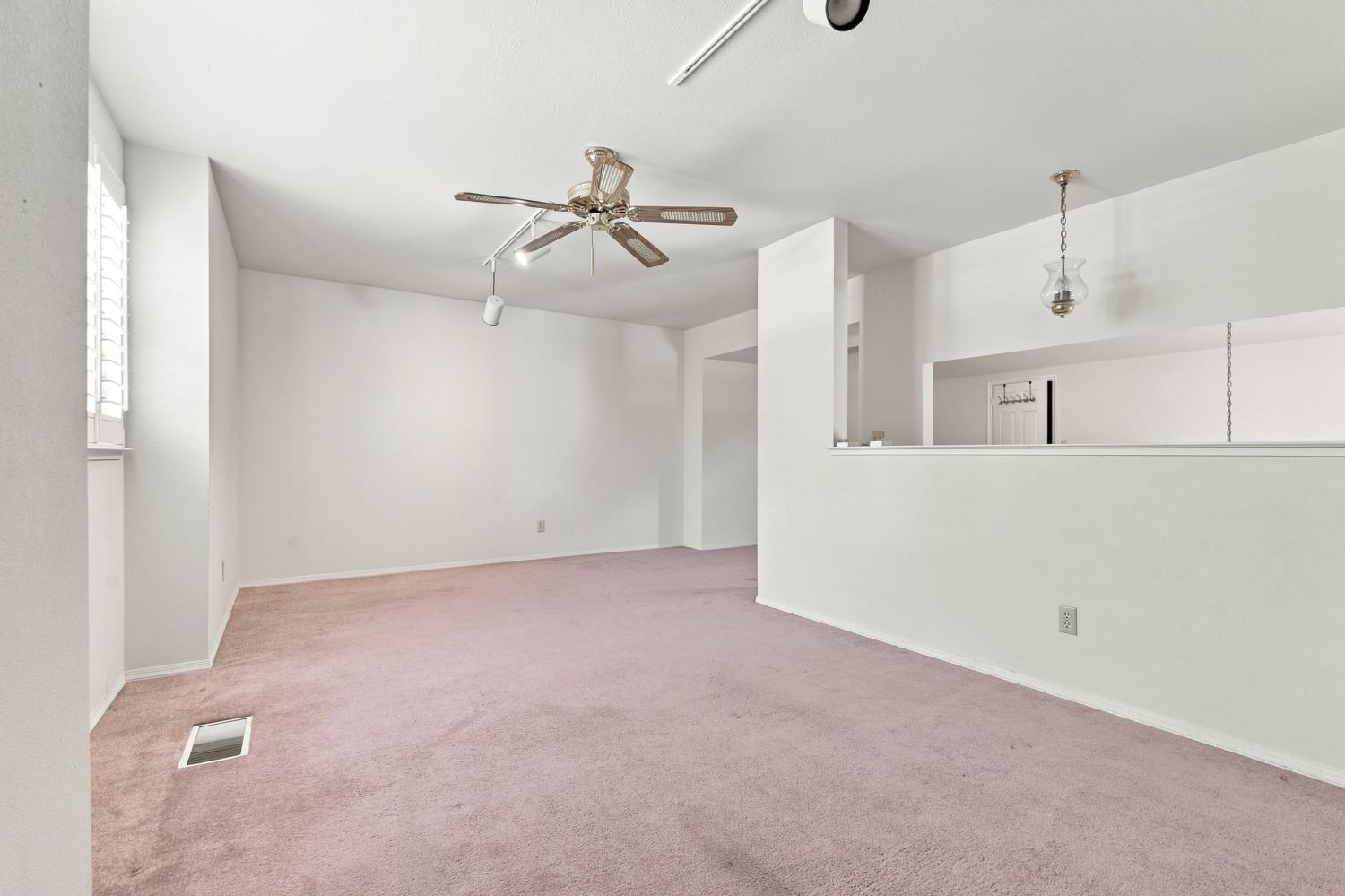 9126 N Stoneridge Ln, Fresno, CA 93720
