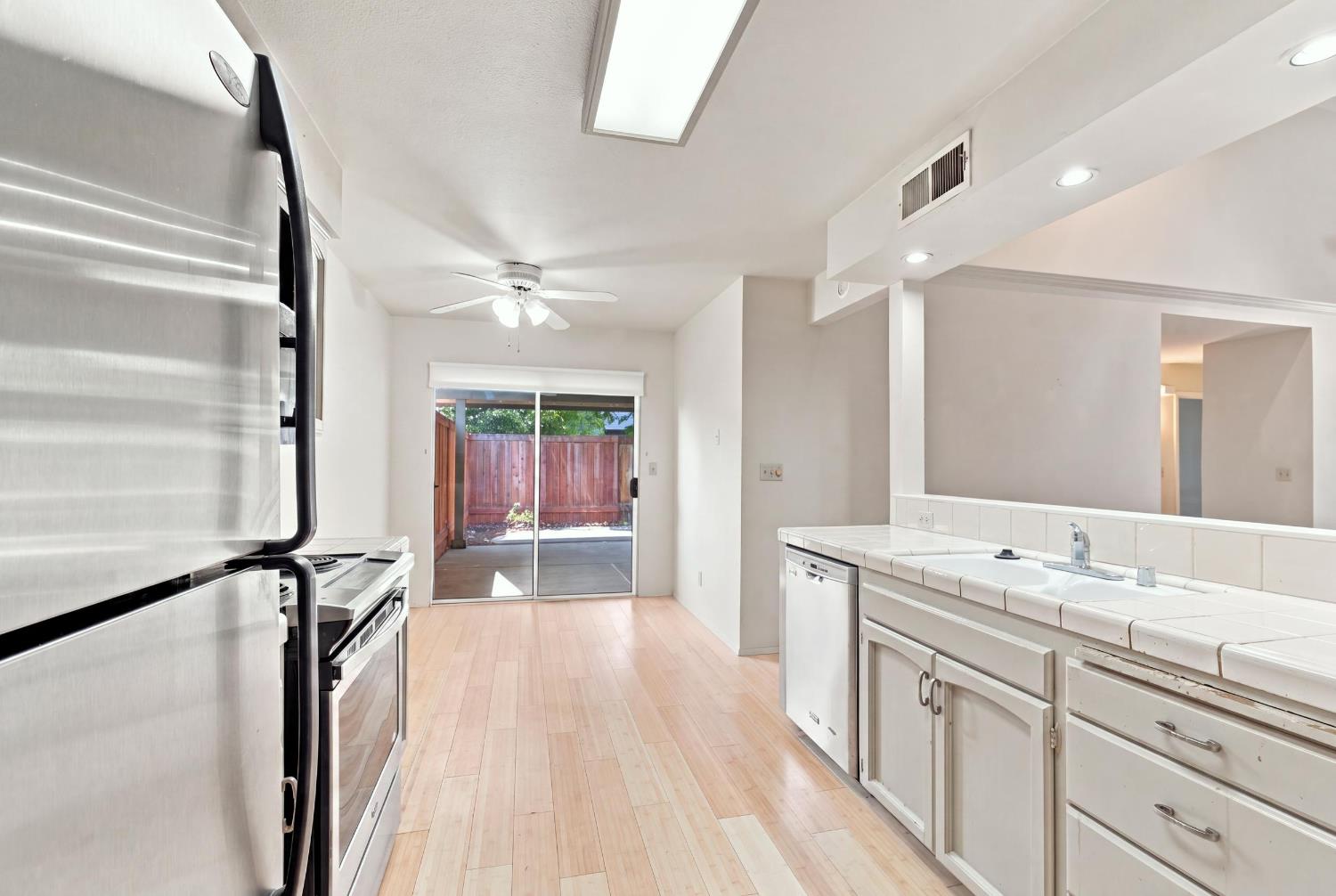 9126 N Stoneridge Ln, Fresno, CA 93720