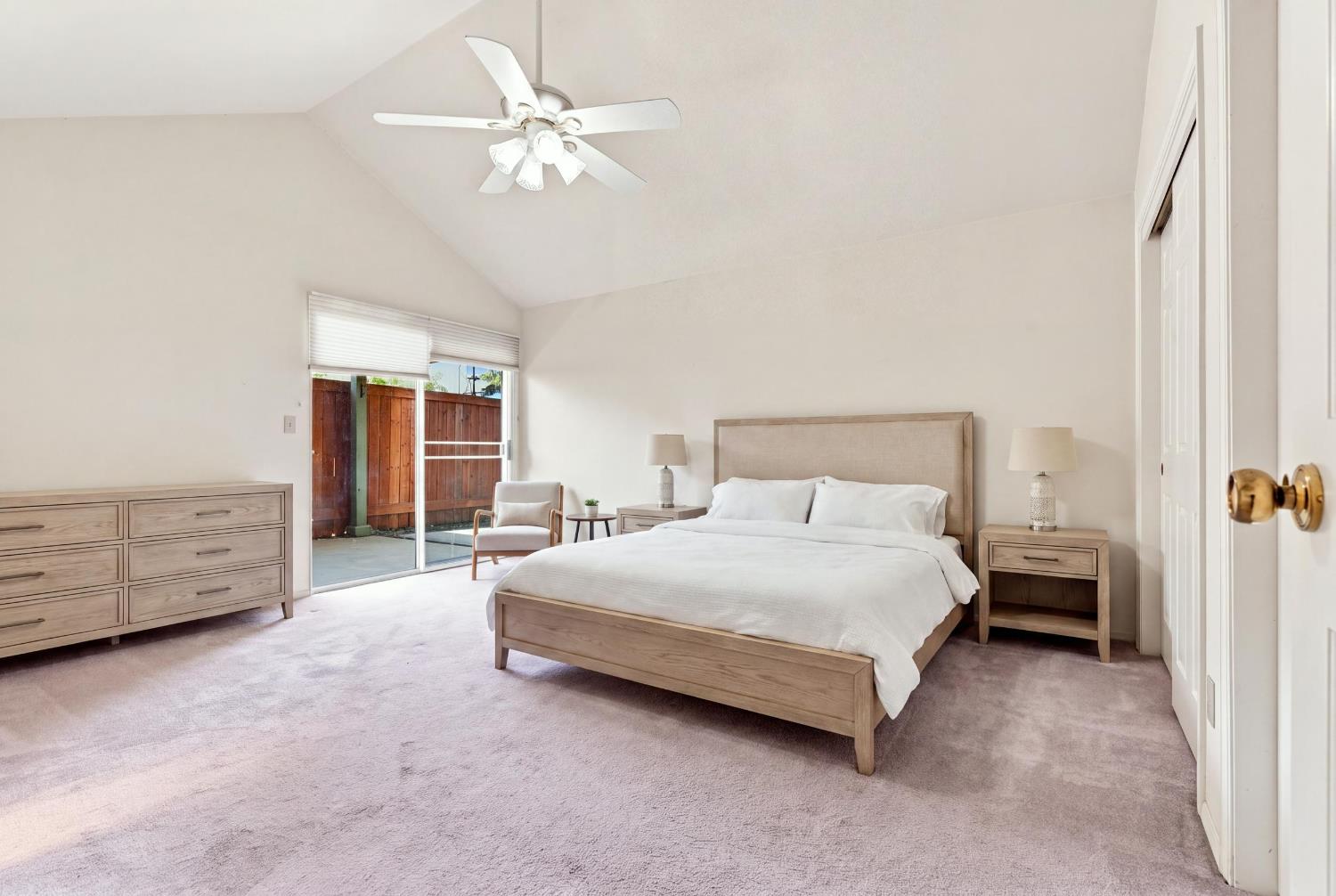 9126 N Stoneridge Ln, Fresno, CA 93720