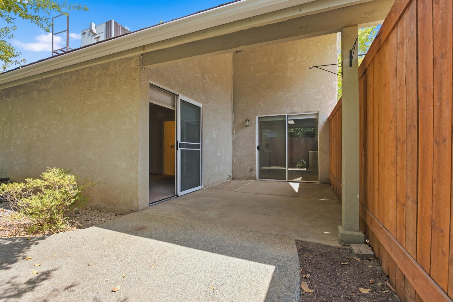 9126 N Stoneridge Ln, Fresno, CA 93720