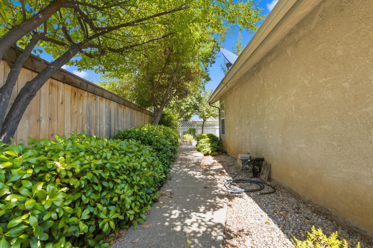 9126 N Stoneridge Ln, Fresno, CA 93720