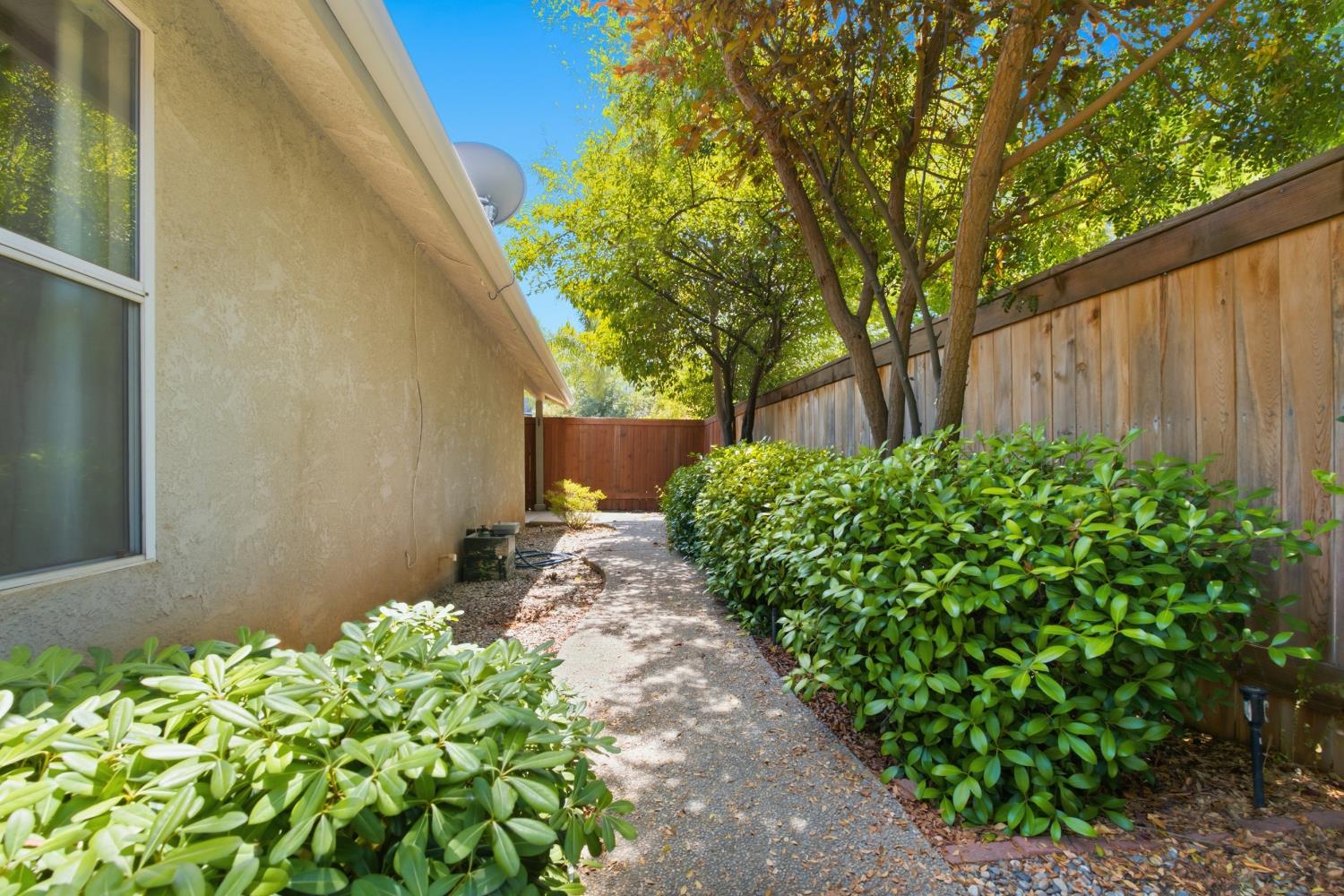 9126 N Stoneridge Ln, Fresno, CA 93720