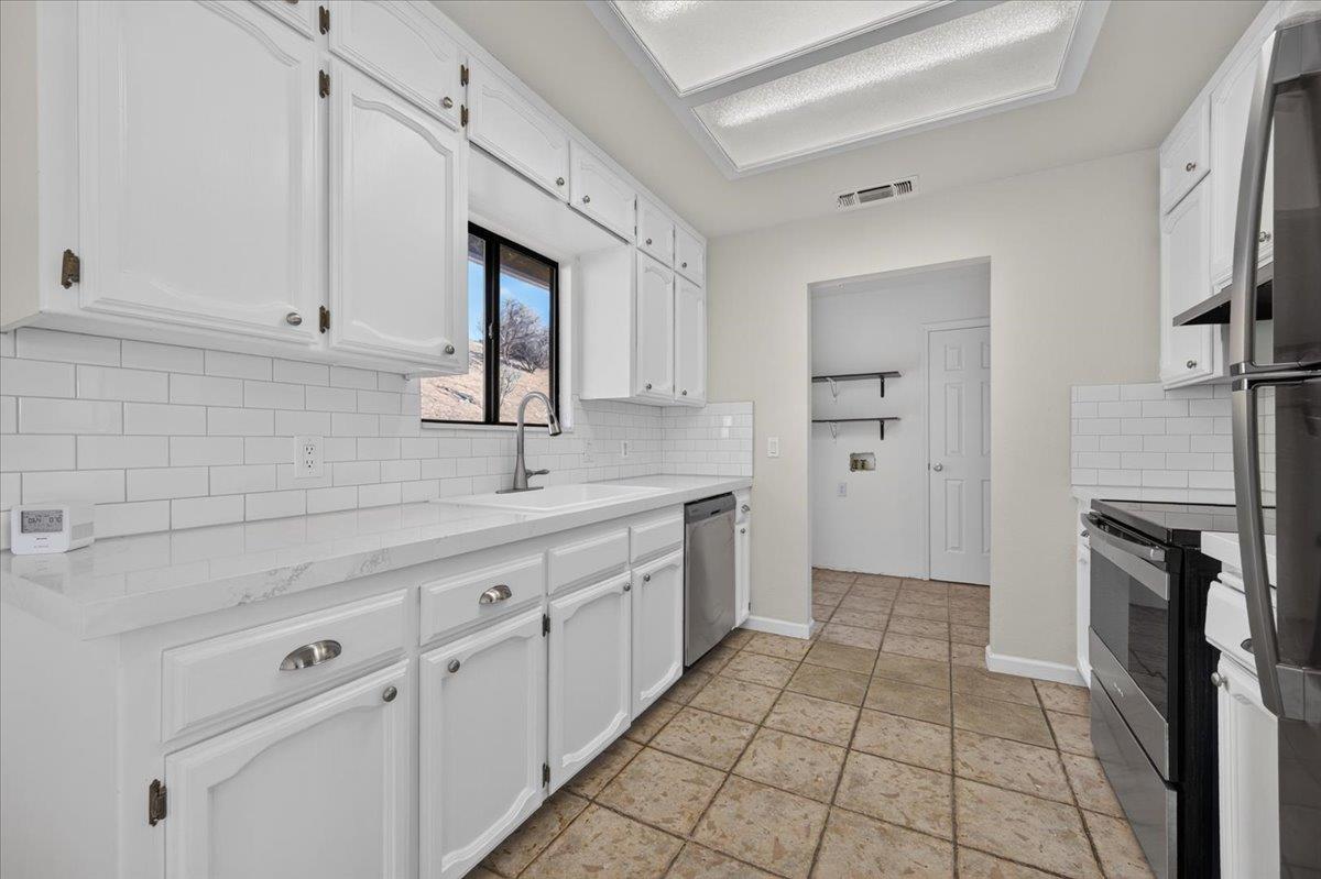 28368 River Road Way, Madera, CA 93636
