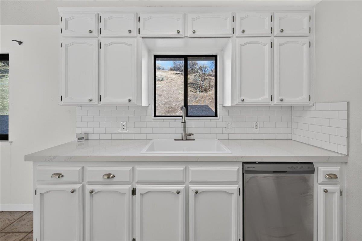 28368 River Road Way, Madera, CA 93636