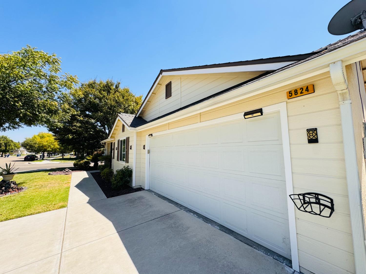 5824 E Kaviland Ave, Fresno, CA 93727
