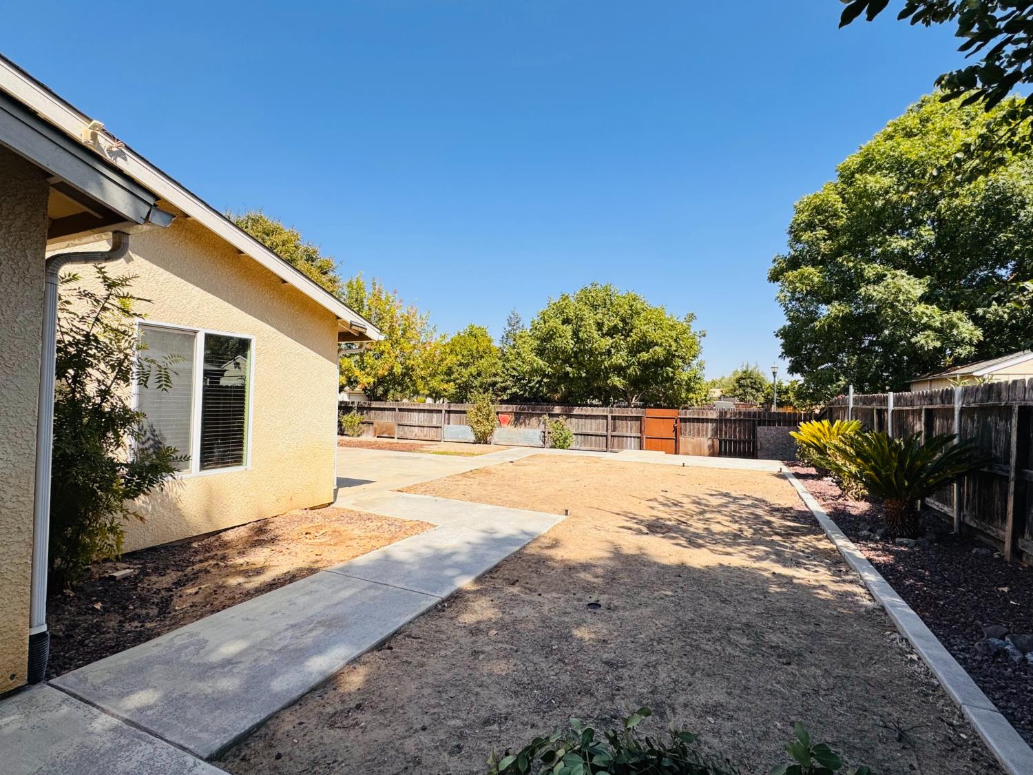5824 E Kaviland Ave, Fresno, CA 93727
