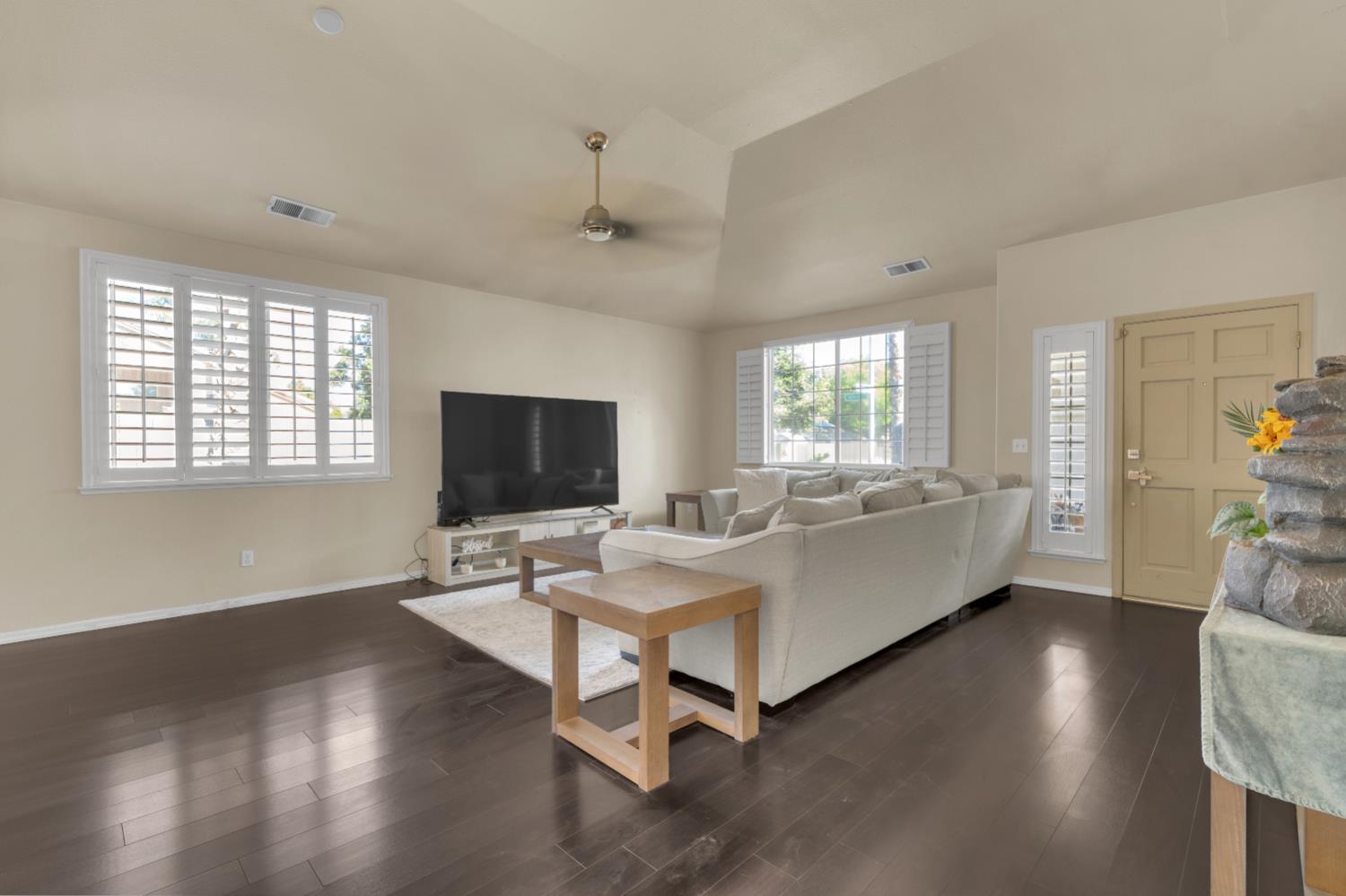 5671 W Athens Ave, Fresno, CA 93722