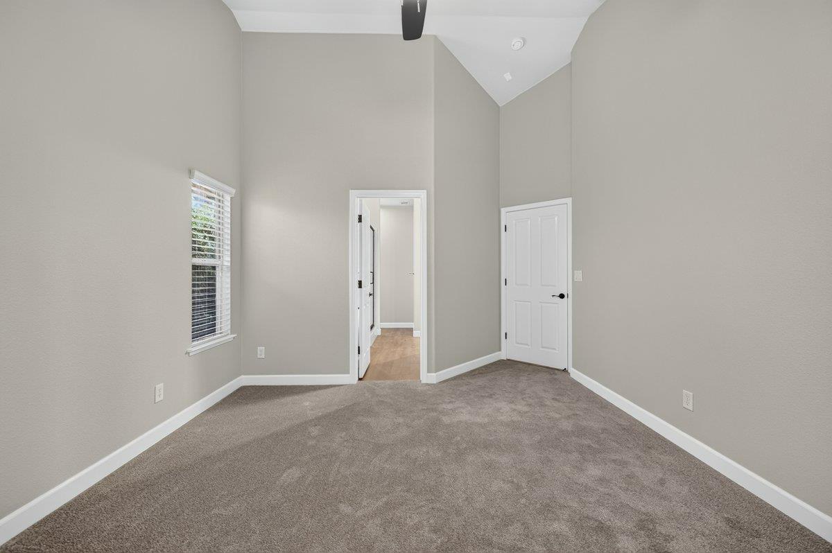 1039 E Hogan Ave, Fresno, CA 93730