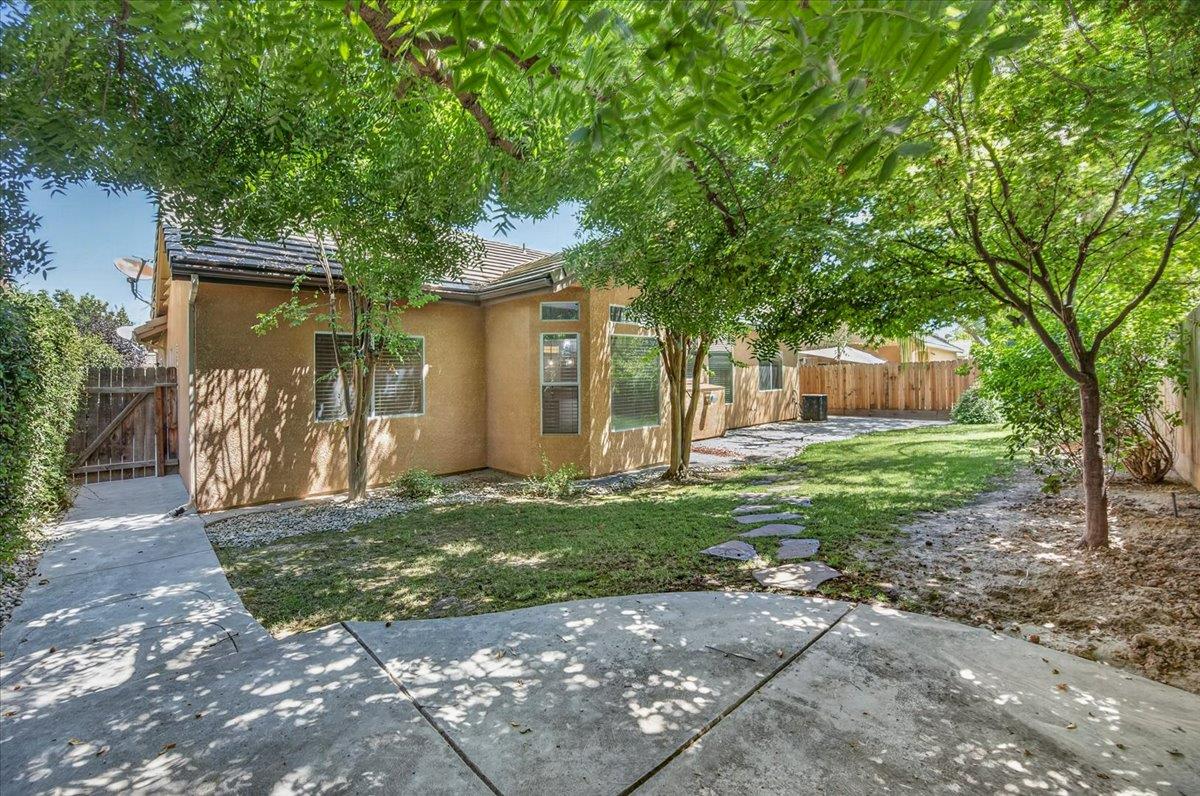 1039 E Hogan Ave, Fresno, CA 93730