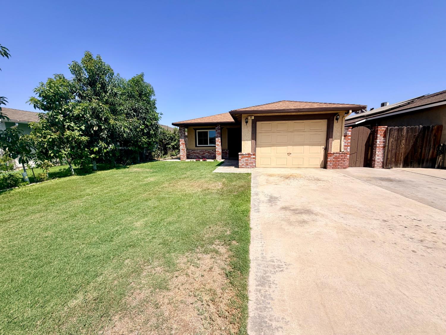 301 Mariposa St, Kingsburg, CA 93631