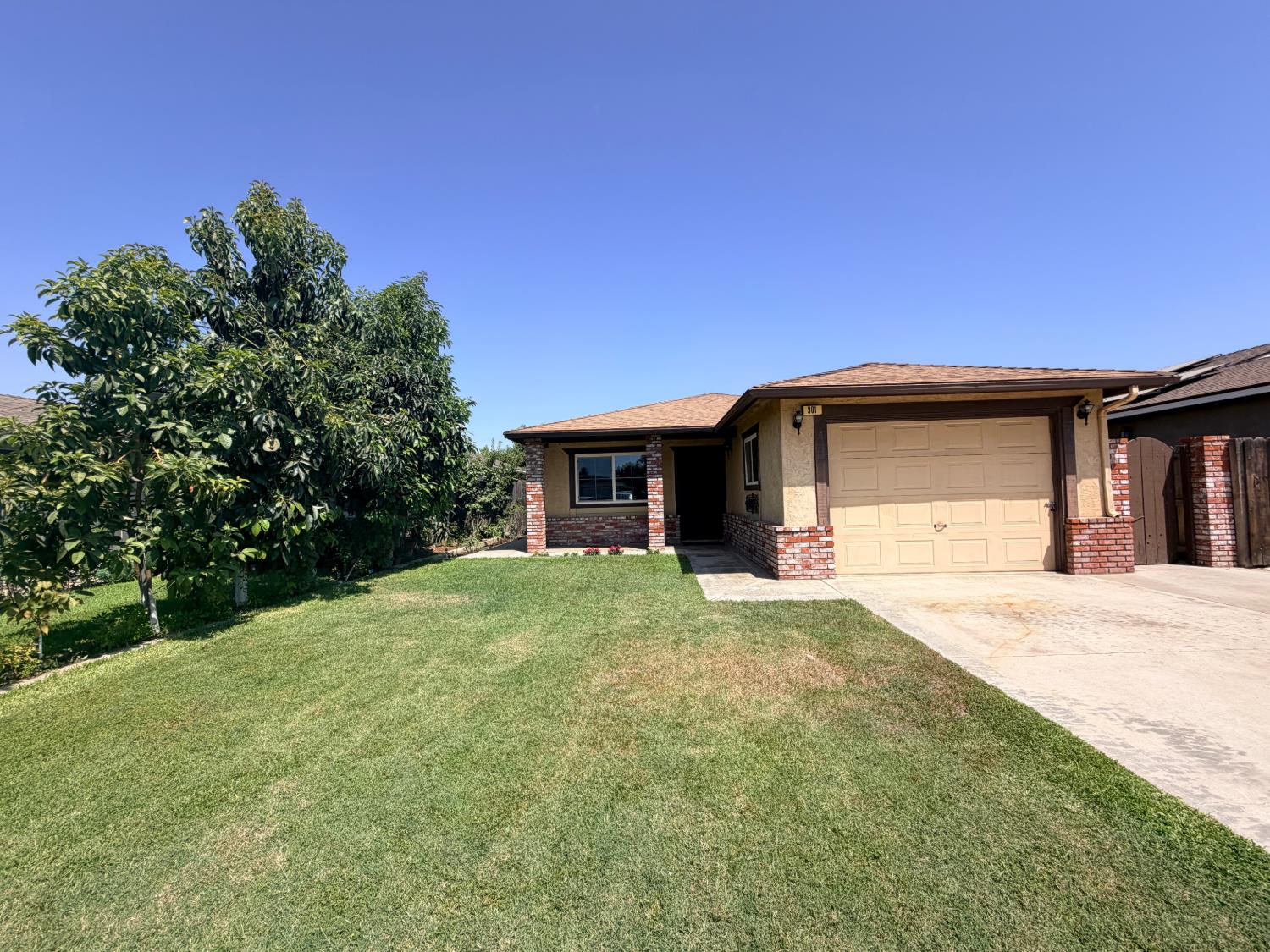 301 Mariposa St, Kingsburg, CA 93631