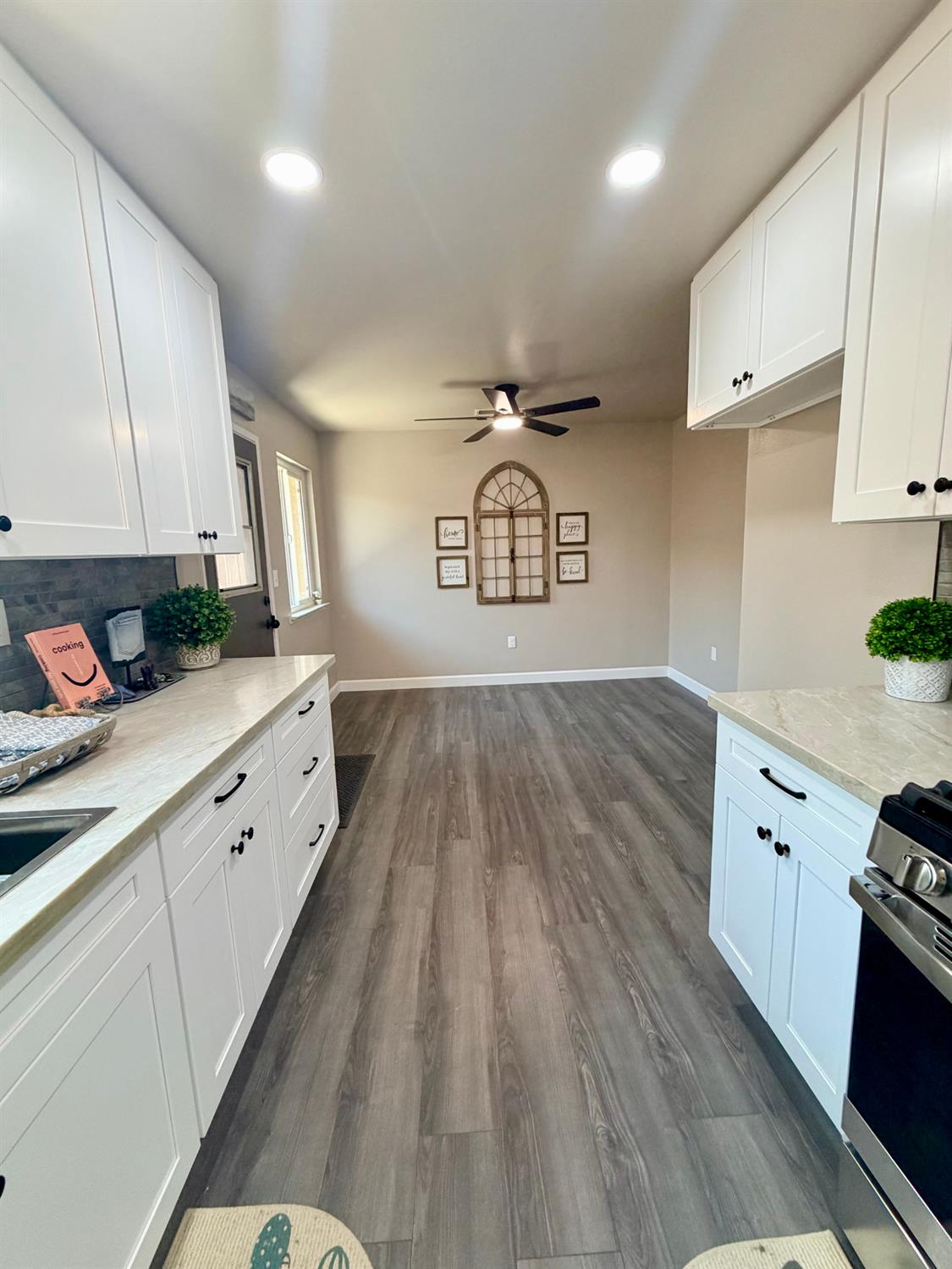 301 Mariposa St, Kingsburg, CA 93631
