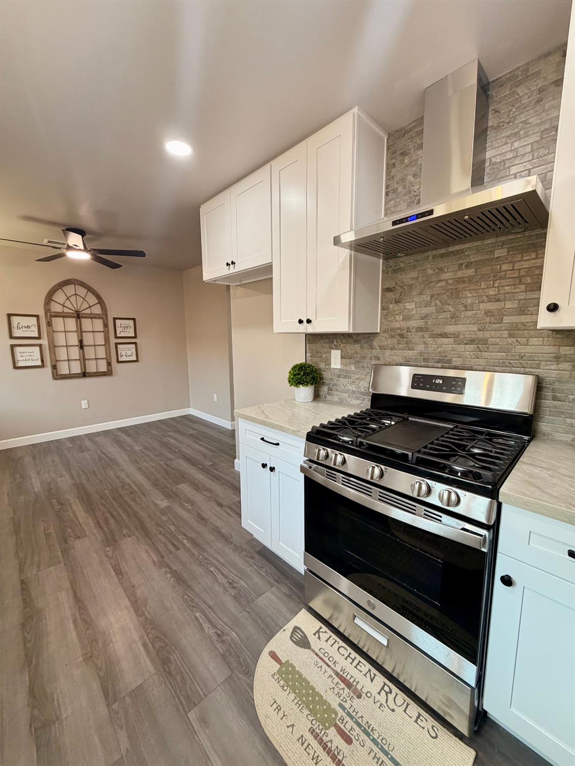 301 Mariposa St, Kingsburg, CA 93631