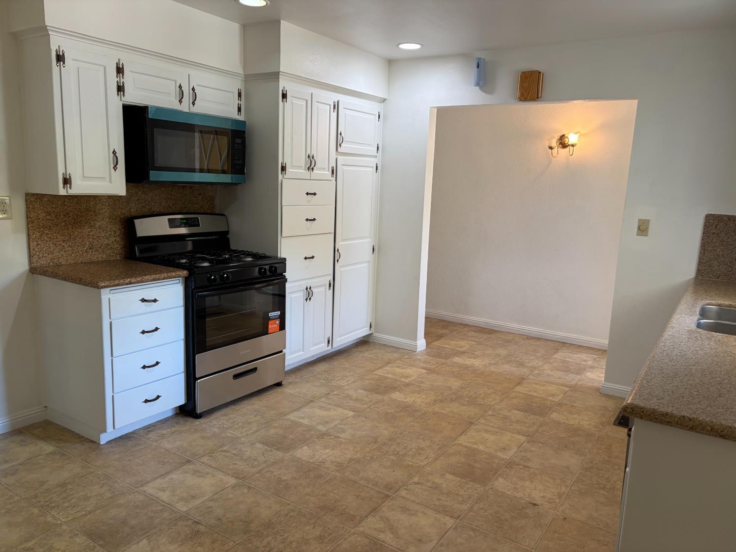 3341 E Pontiac Way, Fresno, CA 93726