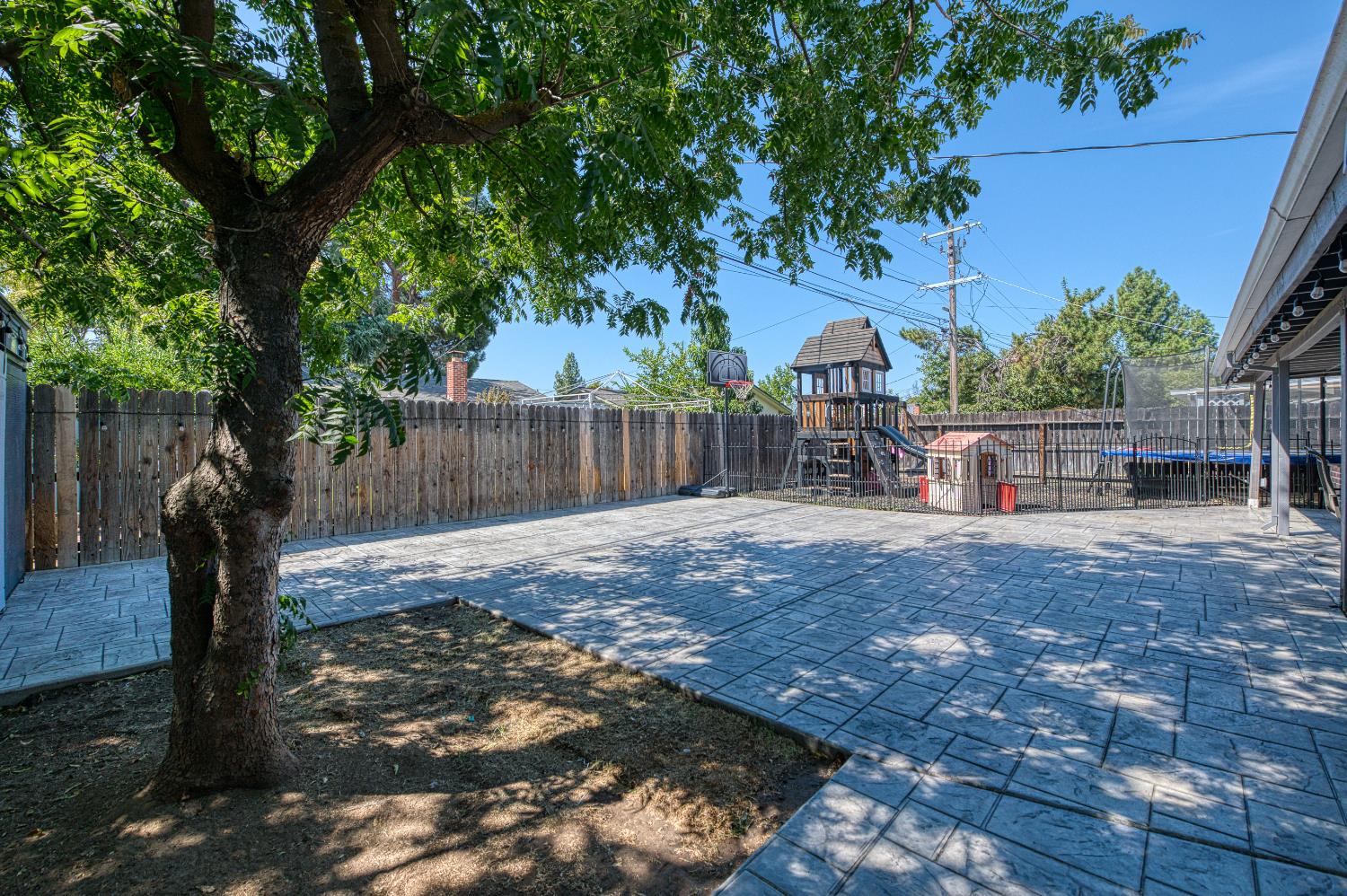 3874 E Holland Ave, Fresno, CA 93726