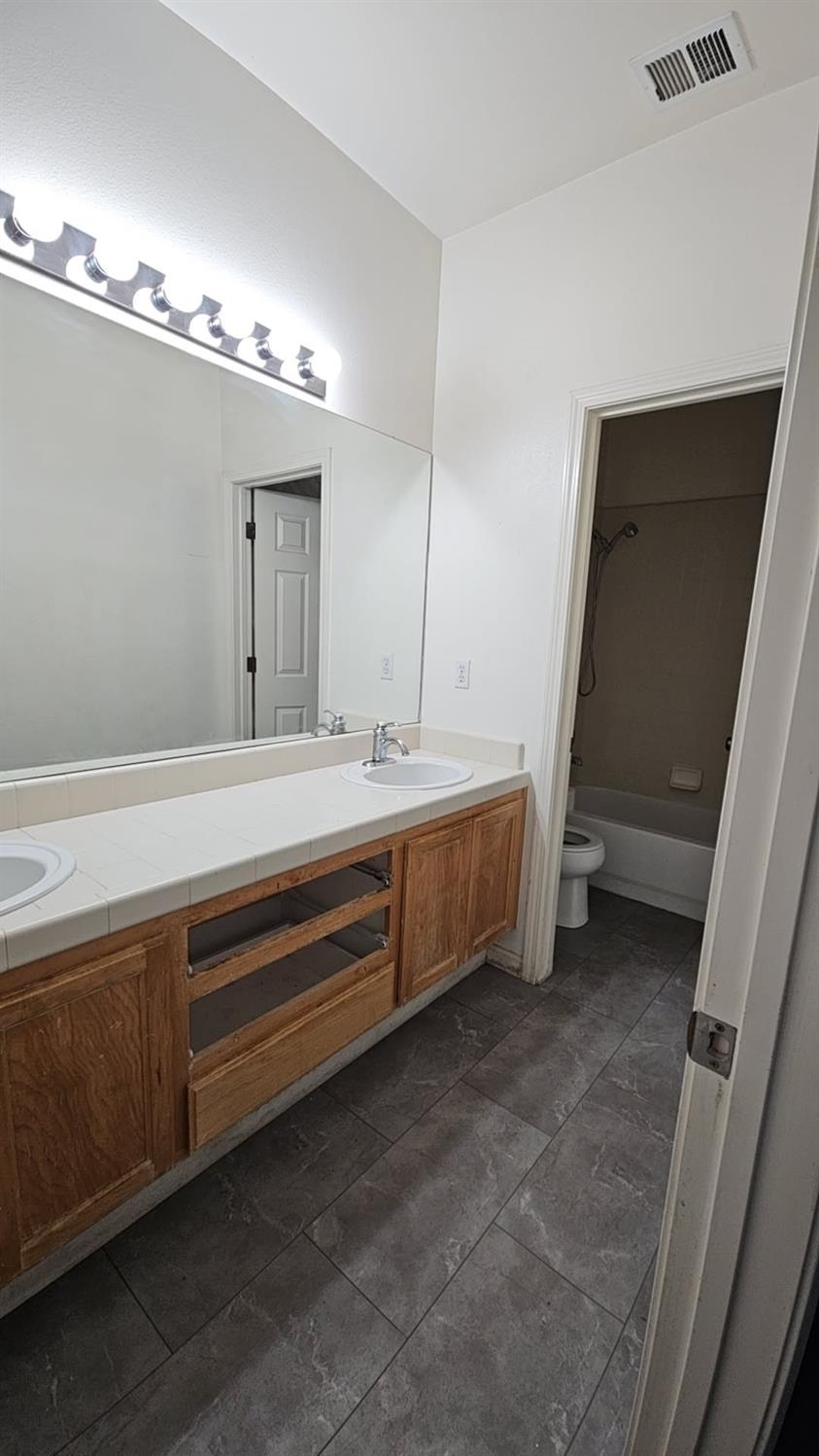 3026 Sage Ct, Hanford, CA 93230
