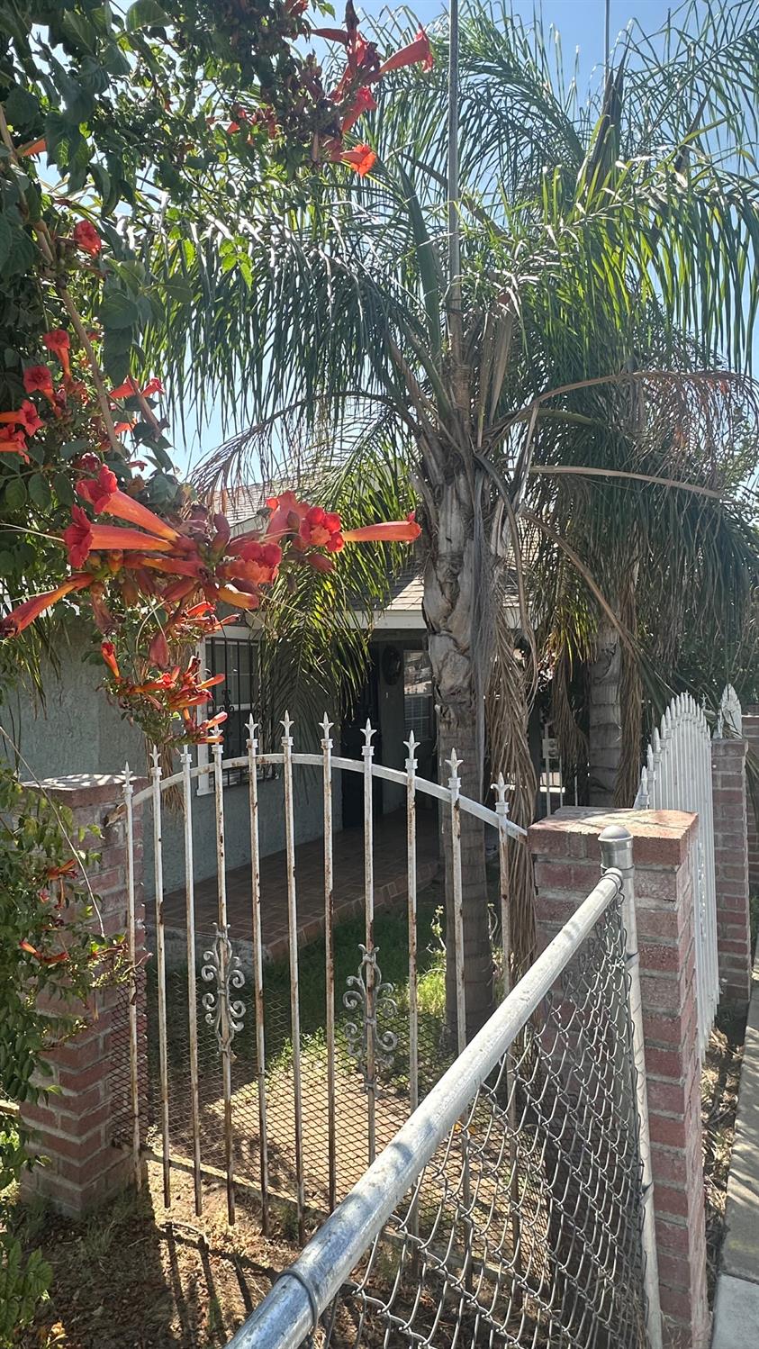 821 S Cedar Ave S, Fresno, CA 93702